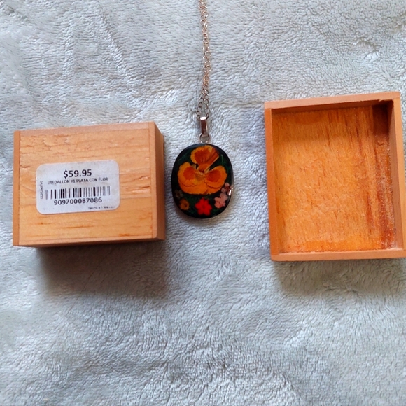 Tropical flower resin pendant necklace - Picture 3 of 3